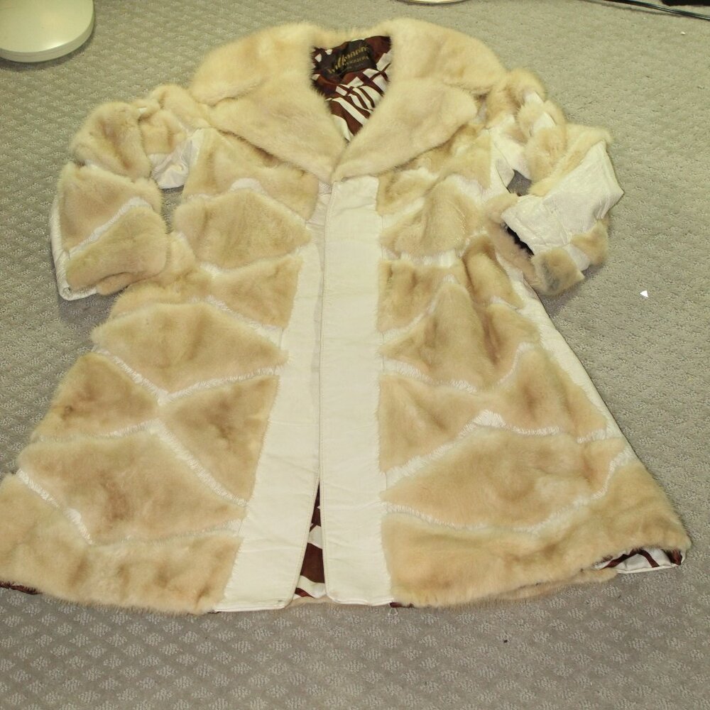 Vintage Women's Willmann's Furriers Cream Leather and Fur Trench Coat